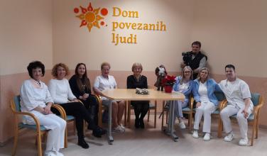 Sodelavci zbrani za mizo